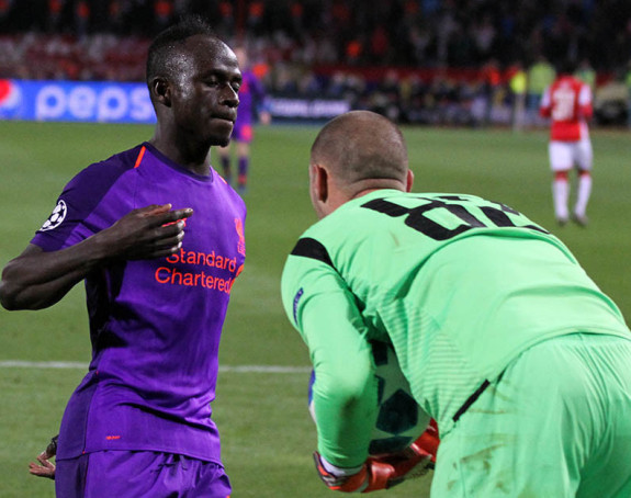 Video: "Desetka" Liverpula čistila toalete u džamiji!