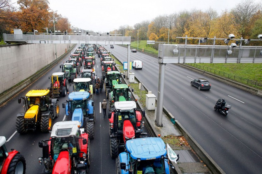 Хиљаде фармера блокирало Париз тракторима