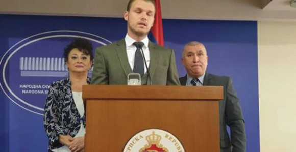 Palo pomirenje poslanika, ali ne i rukovanje
