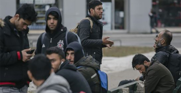 Камион са 25 миграната се преврнуо