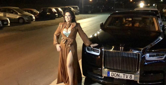 Dragana blistala u bakarnoj haljini na snimanju!