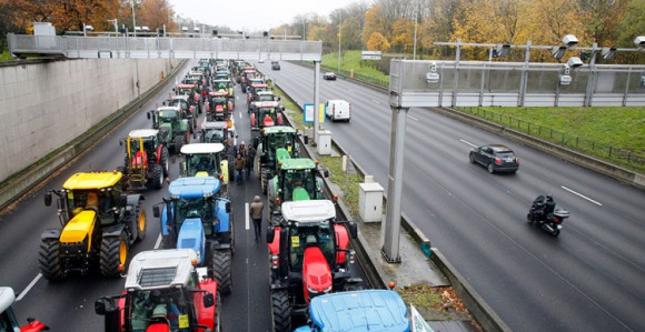 Хиљаде фармера блокирало Париз тракторима