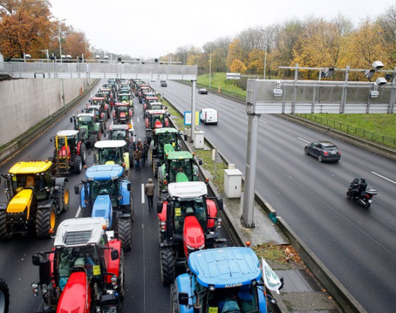 Hiljade farmera blokiralo Pariz traktorima
