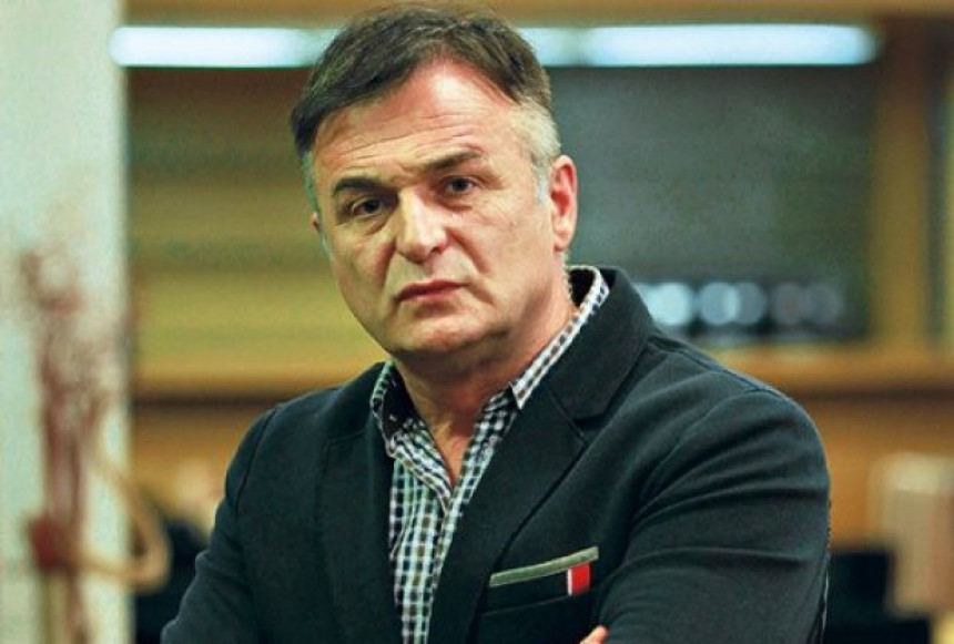 Lečić uhvaćen u zagljaju sa misterioznom brinetom