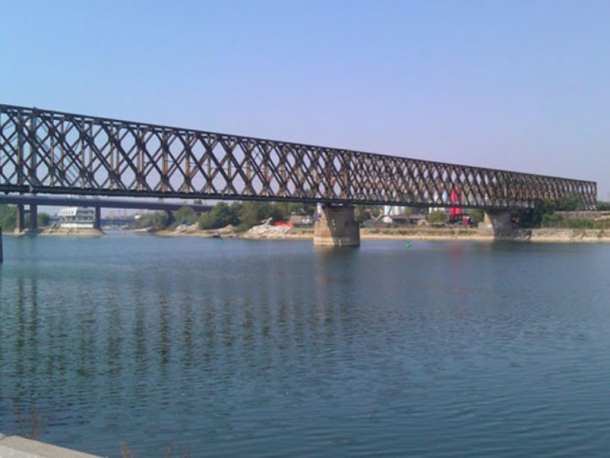 Beograd: Muškarac skočio sa mosta