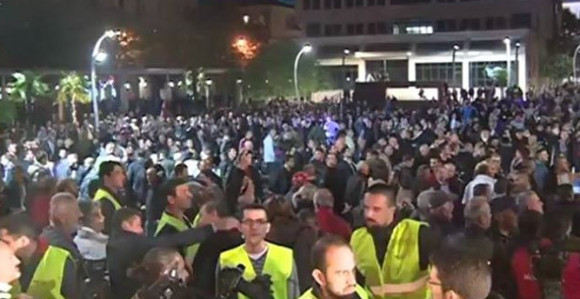 Позив на протест свима који су против Владе