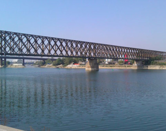 Beograd: Muškarac skočio sa mosta