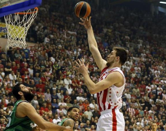 Газета дело Спорт: Звезда лети са Кузмићем!