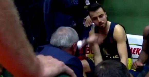 Video: Željko "ćušnuo" šamar kapitenu Fenera!