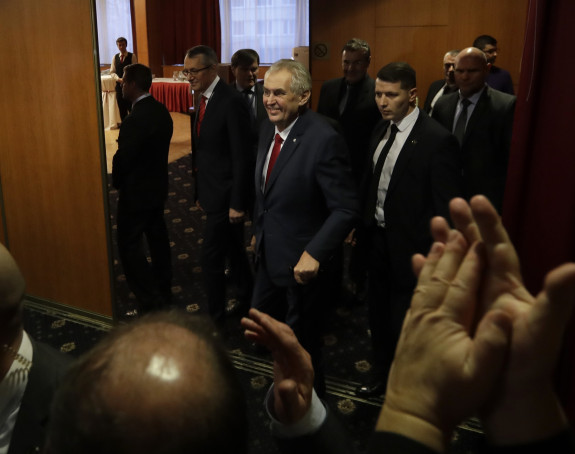 Земанови редари напали новинаре!