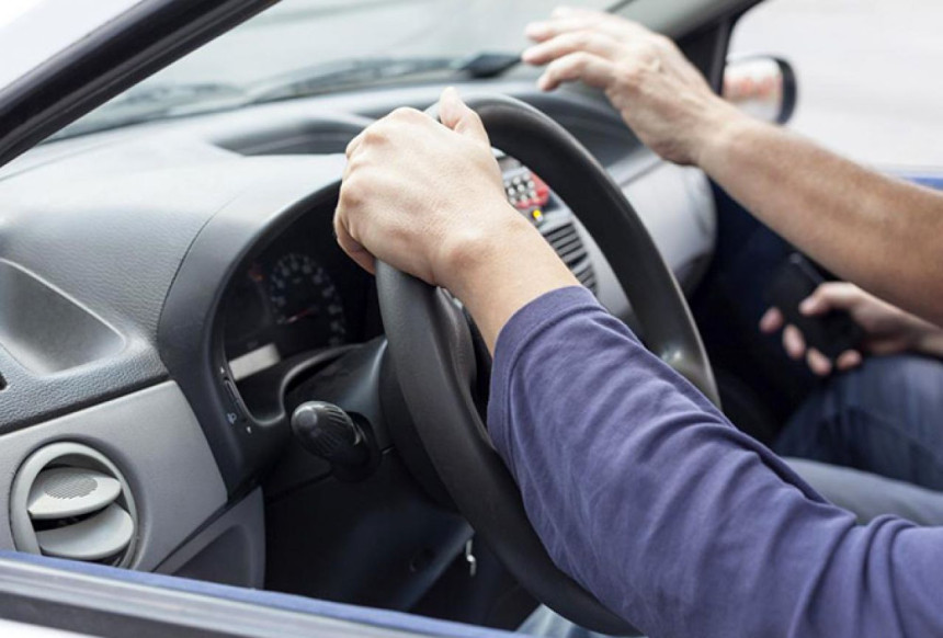 Volan vašeg automobila je prljaviji od daske na ve-ce šolji
