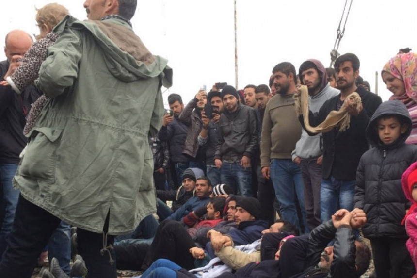Protest: Izbjeglice blokirale prugu