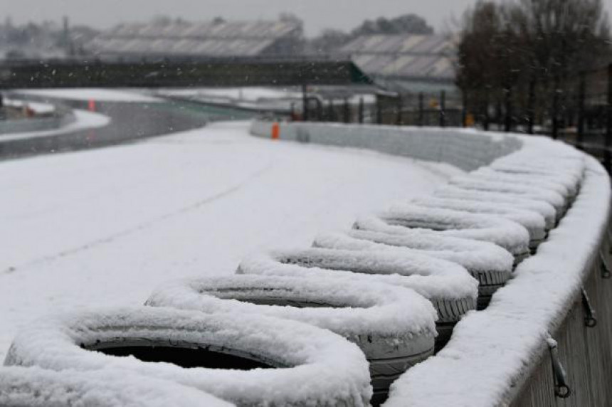 Snijeg odložio testiranje bolida Formule 1 u Barseloni!