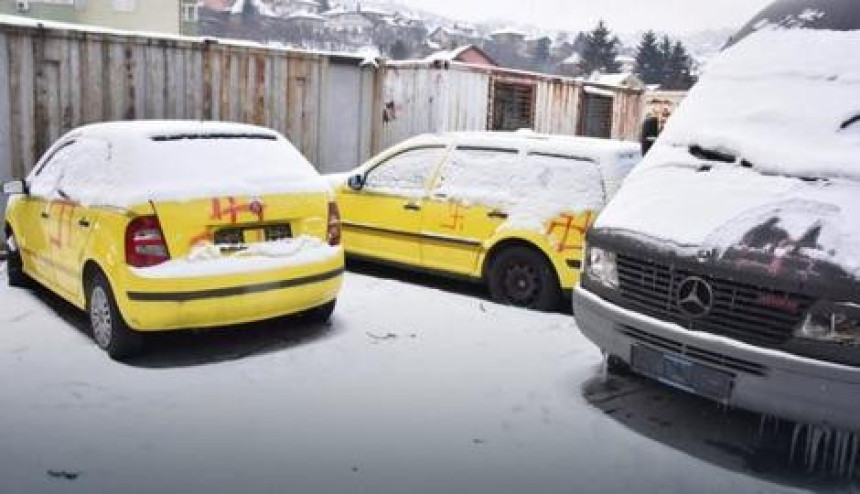 Crvene svastike na taxi vozilima
