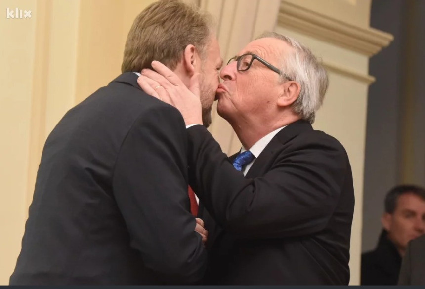 Predaja: Ozarena lica i poljupci