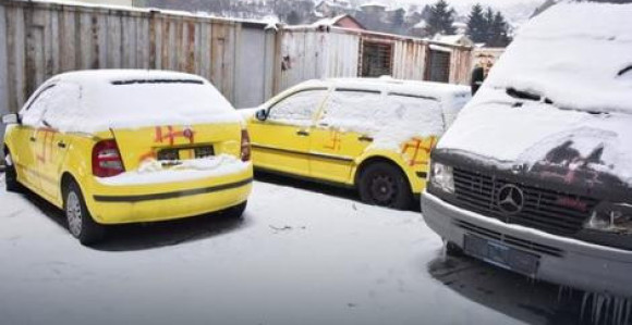 Crvene svastike na taxi vozilima