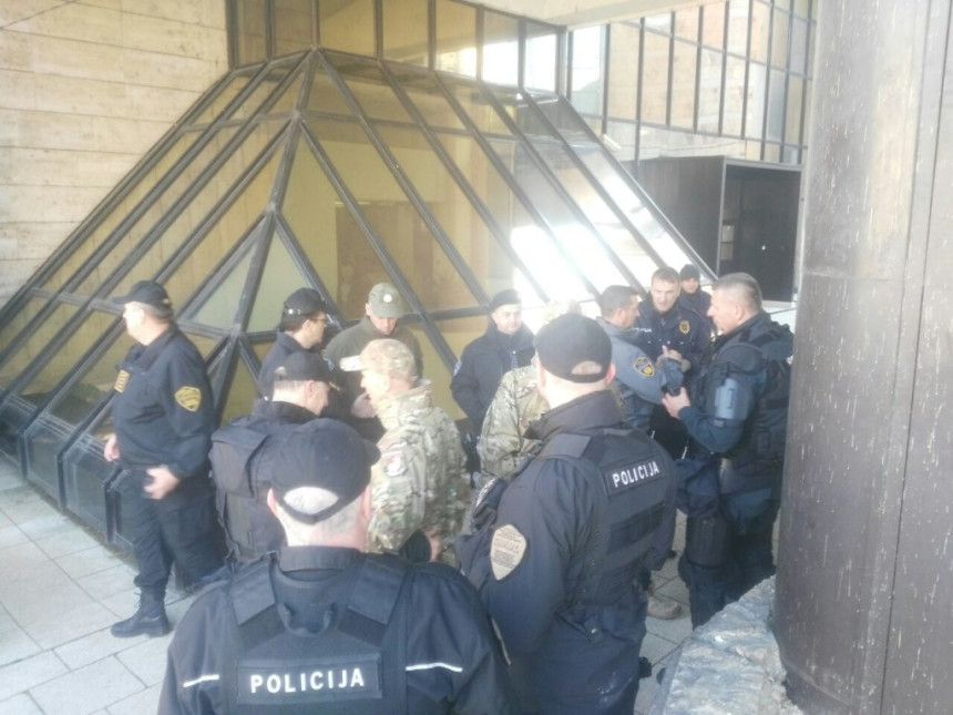 Policija čuva Parlament FBiH