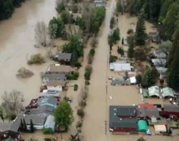 Поплављено 2000 домова у САД   