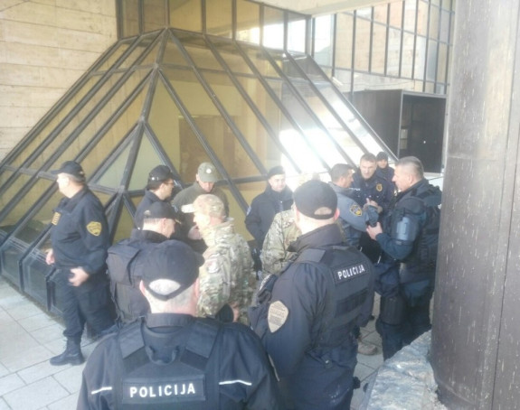 Policija čuva Parlament FBiH