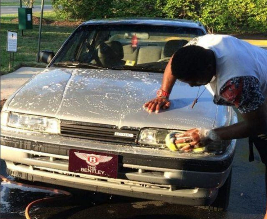 Видео - НФЛ звијезда вјерна Мазди из 1991.: То је мој Бентли!