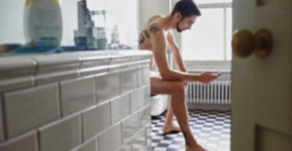 Evo zašto telefon ne treba da nosite sa sobom u WC