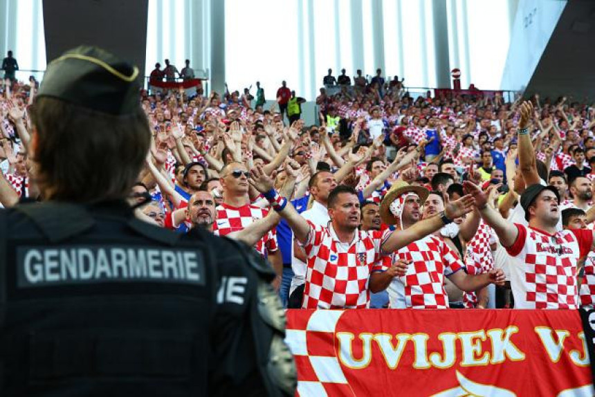 Video: Kako su Hrvati spriječili povike ''Za dom spremni''?!