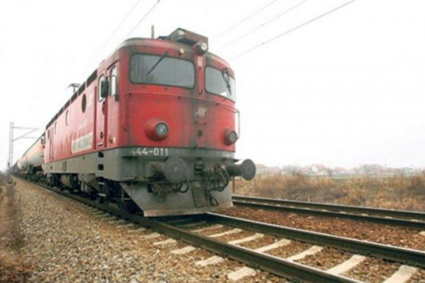 Tuzla: Voz udario u automobil "golf"