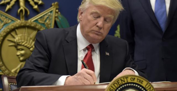 Tramp potpisuje još jednu uredbu