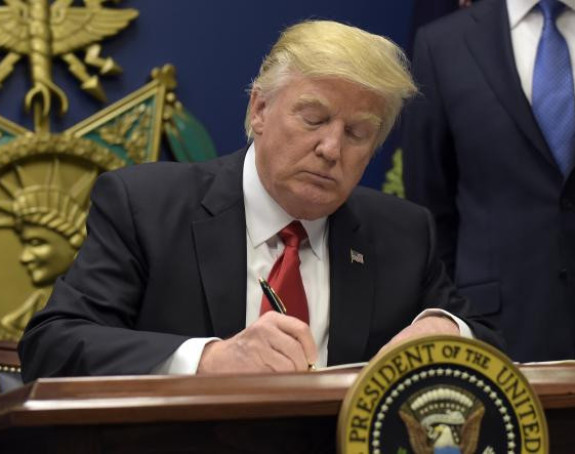 Tramp potpisuje još jednu uredbu