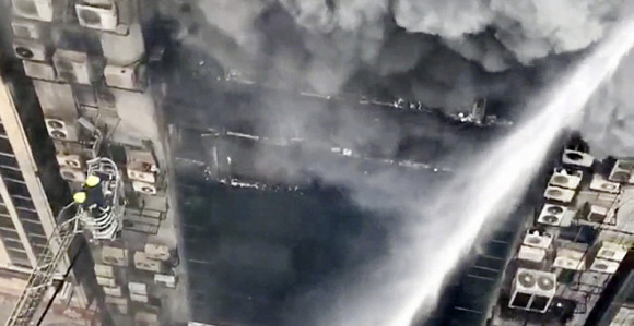 Požar guta soliter u gradu Daka