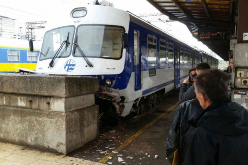 Воз ударио у бетонски зид