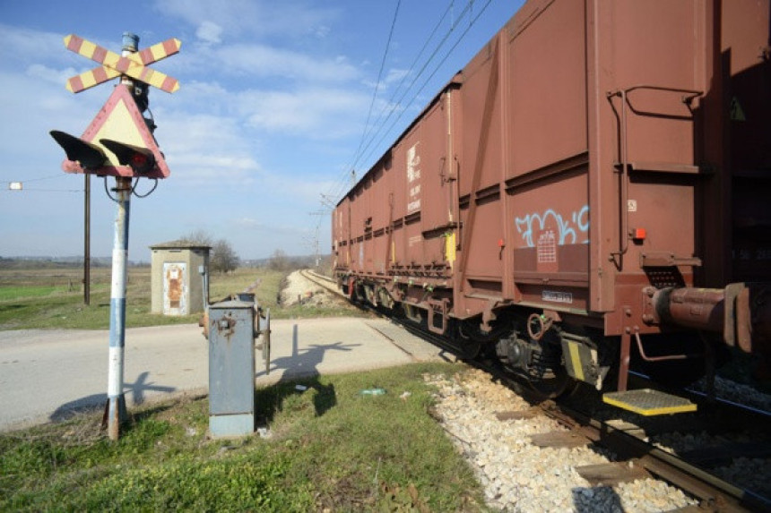 Kod Doboja voz usmrtio ženu  