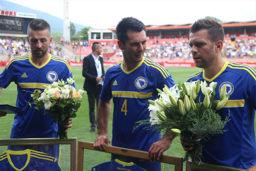 "Nula" Zmajeva s Crnom Gorom na oproštaju legendi!