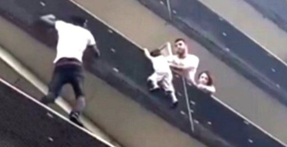 Pariz slavi hrabrog migranta 