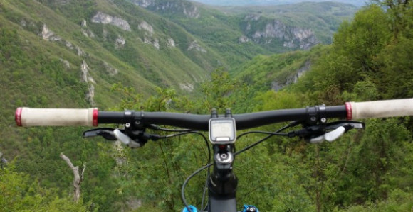 Sletio niz liticu i poginuo