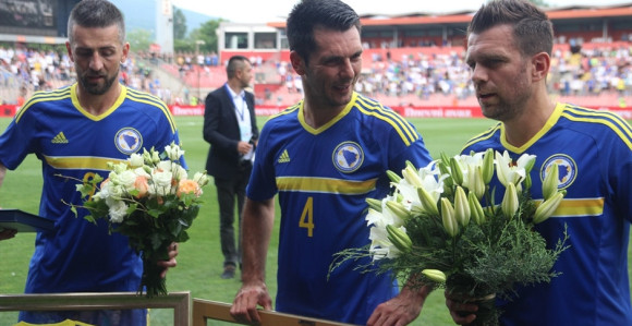 "Nula" Zmajeva s Crnom Gorom na oproštaju legendi!