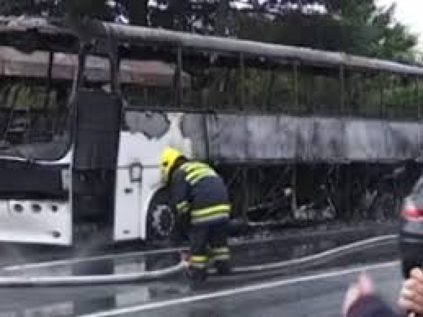 Potpuno izgorio Lastin autobus