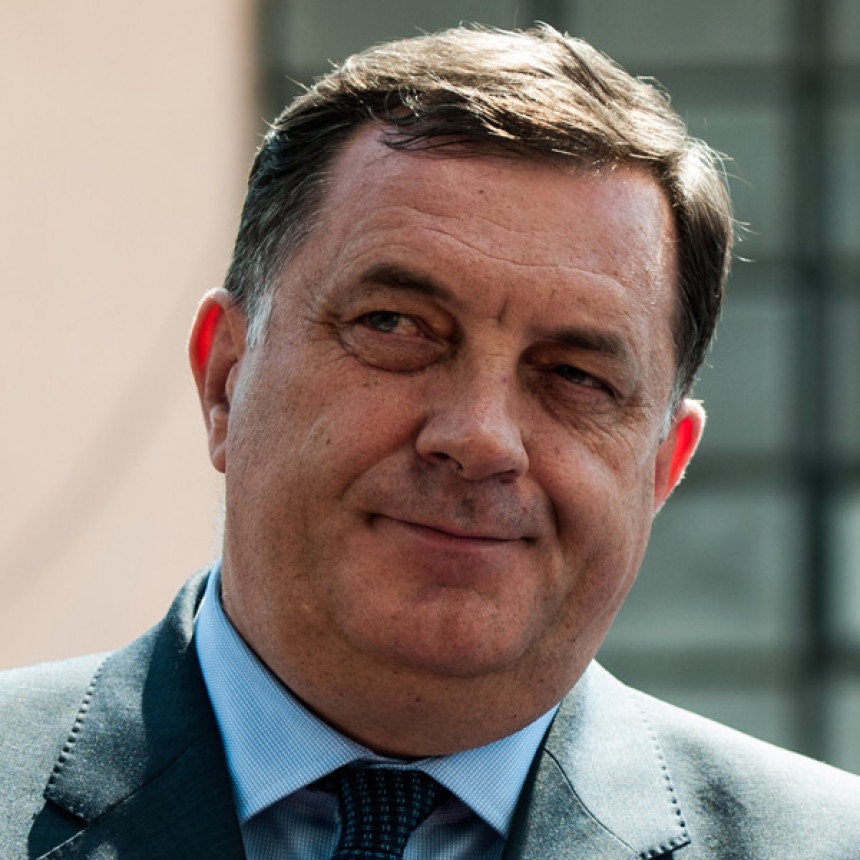 Dodik obećao penzije i plate