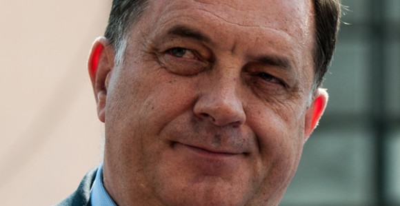 Dodik obećao penzije i plate