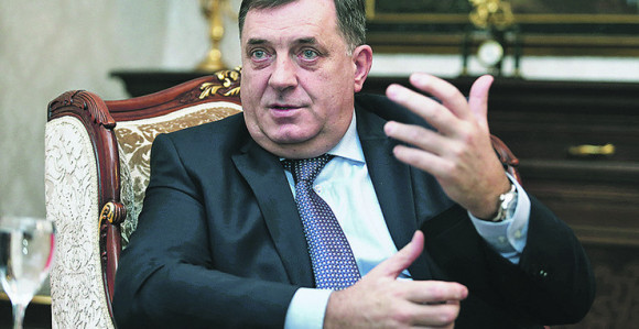 Pobrkao lončice oko zastave RS!?