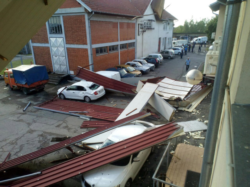 Nevrijeme uništilo krov i automobile