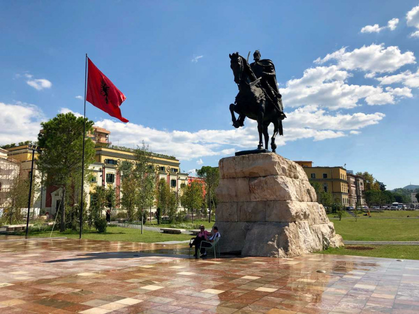 Tirana: Flašom gađali Markovića 