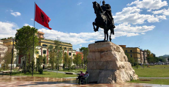 Tirana: Flašom gađali Markovića 