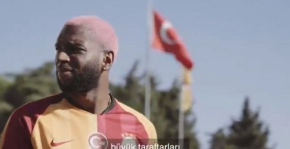 Riješite zagonetku: Roze kosa u žuto-crvenom?