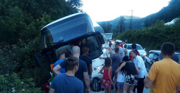 Autobus s djecom umalo u provaliju