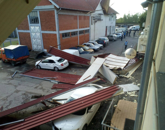 Nevrijeme uništilo krov i automobile 