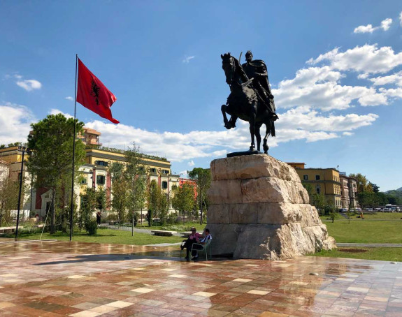 Tirana: Flašom gađali Markovića 