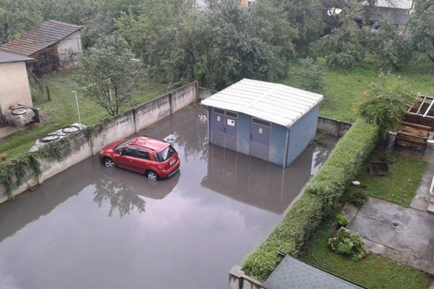 Banjaluka: Nevrijeme, dvorišta pod vodom