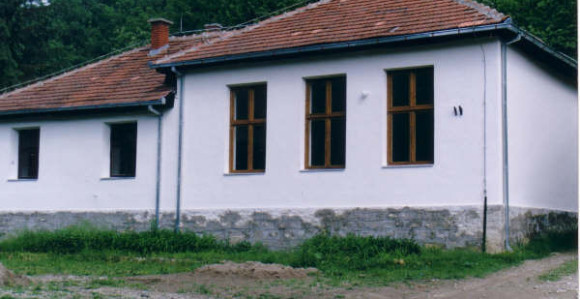 Нема ђака, школе се затварају