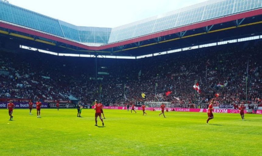 Fotka dana: Treća liga, a na tribinama 40.000 duša!